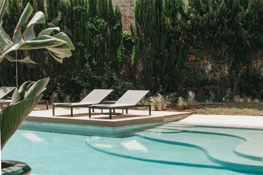 Detalle tumbonas piscina