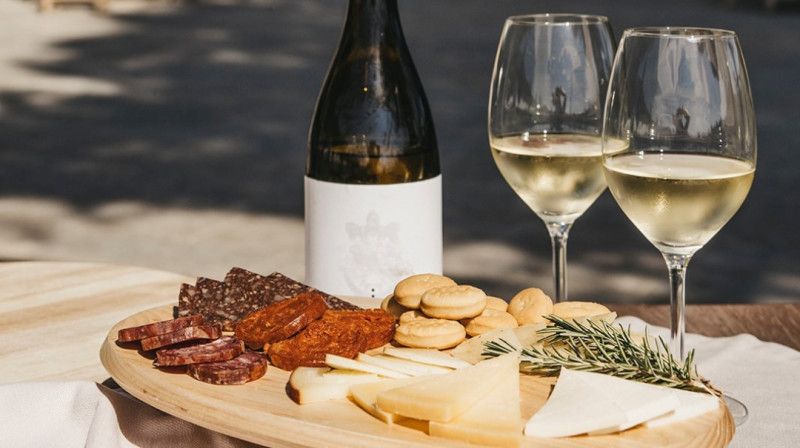 Day Pass con Cata de Queso y Vino en Sant Patrici Menorca